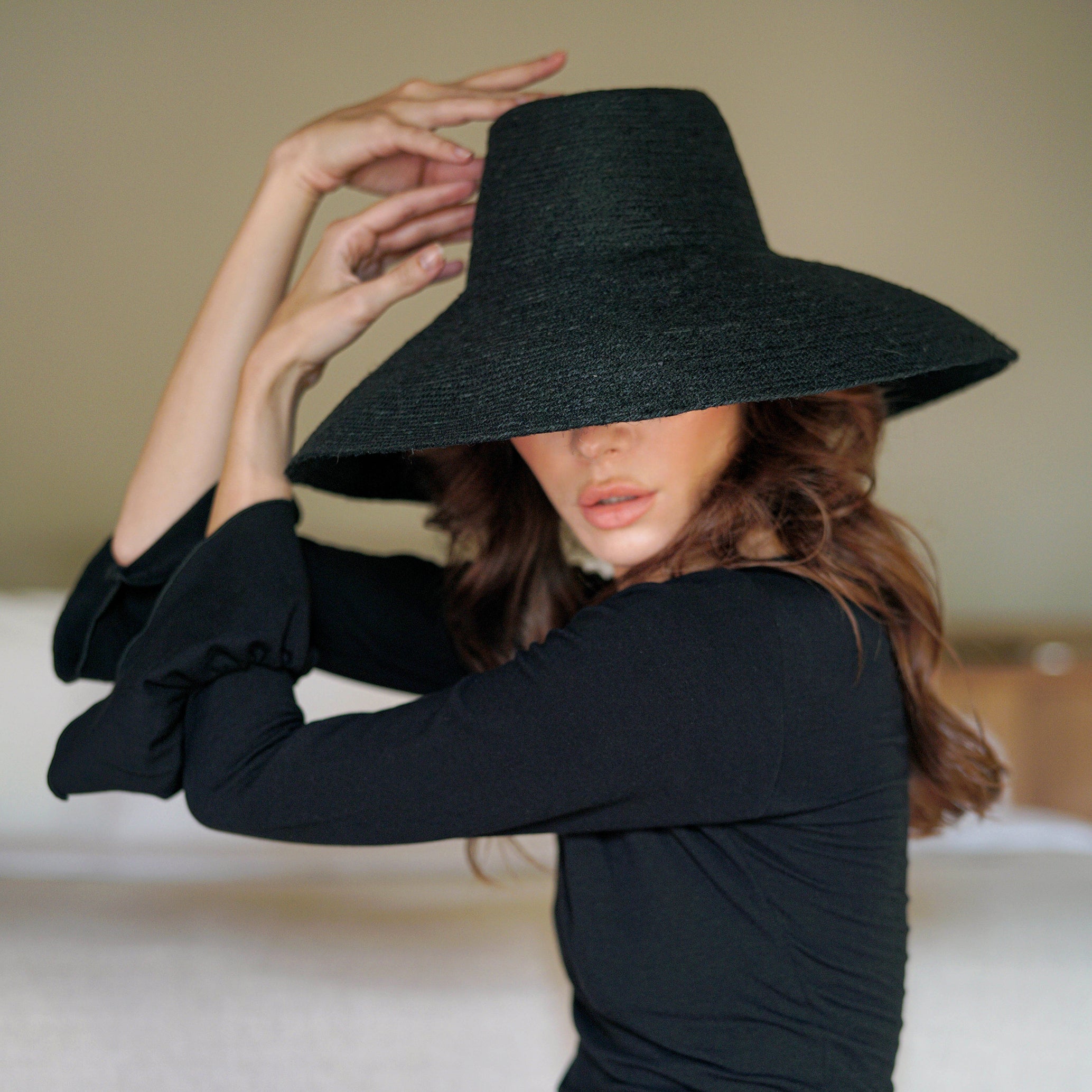 Riri Jute Handwoven Straw Hat In Black-2